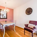 Quiet Modern 2 Bed Apartment With Balcony, Pool And Free Parking