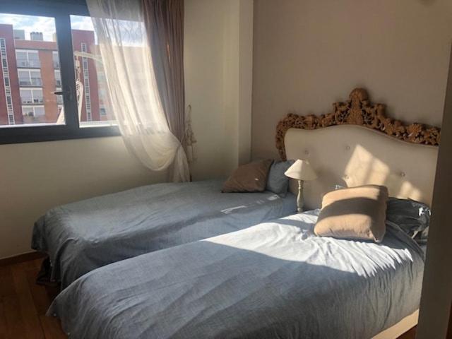 Quiet Modern 2 Bed With Balcony, Pool And Free Parking Apartament *