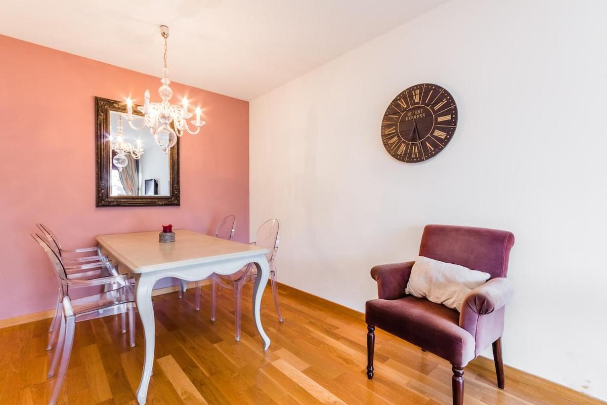 Quiet Modern 2 Bed With Balcony, Pool And Free Parking * Barcelona