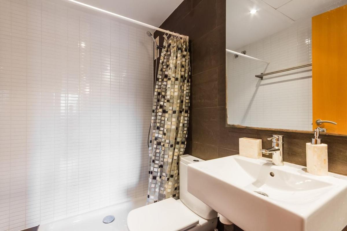 Quiet Modern 2 Bed With Balcony, Pool And Free Parking Apartament