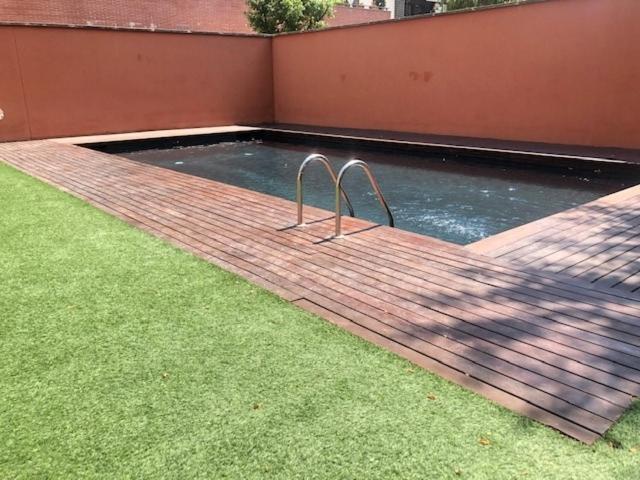 Apartament Quiet Modern 2 Bed With Balcony, Pool And Free Parking Barcelona
