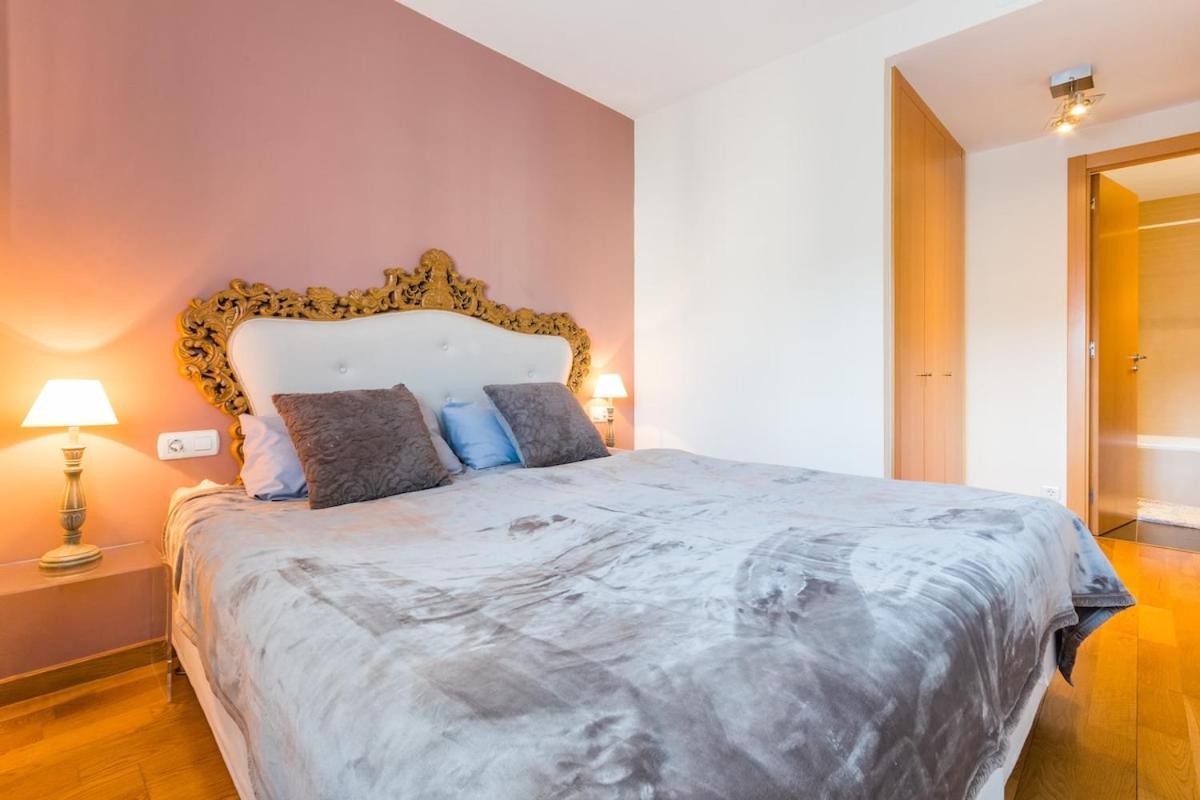 Quiet Modern 2 Bed With Balcony, Pool And Free Parking Barcelona