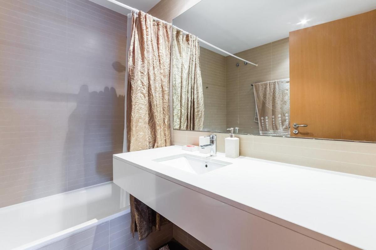 Quiet Modern 2 Bed With Balcony, Pool And Free Parking