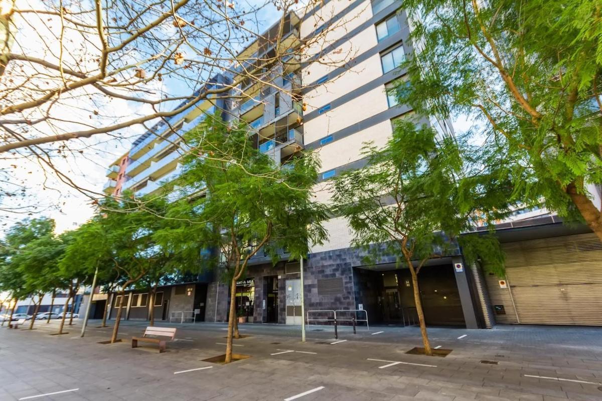 Apartament Quiet Modern 2 Bed With Balcony, Pool And Free Parking *
