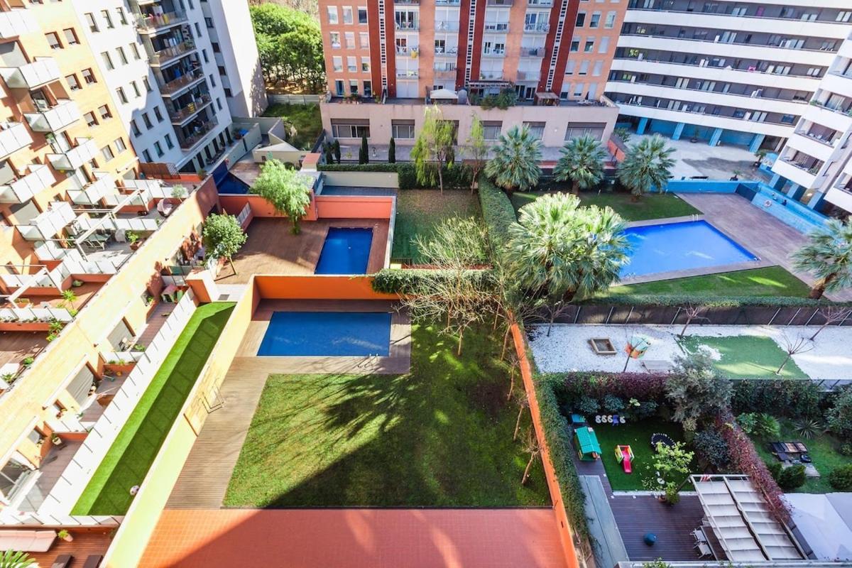 Quiet Modern 2 Bed With Balcony, Pool And Free Parking Barcelona