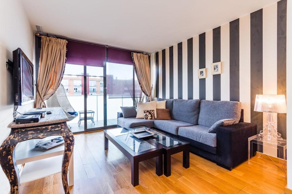 Quiet Modern 2 Bed With Balcony, Pool And Free Parking