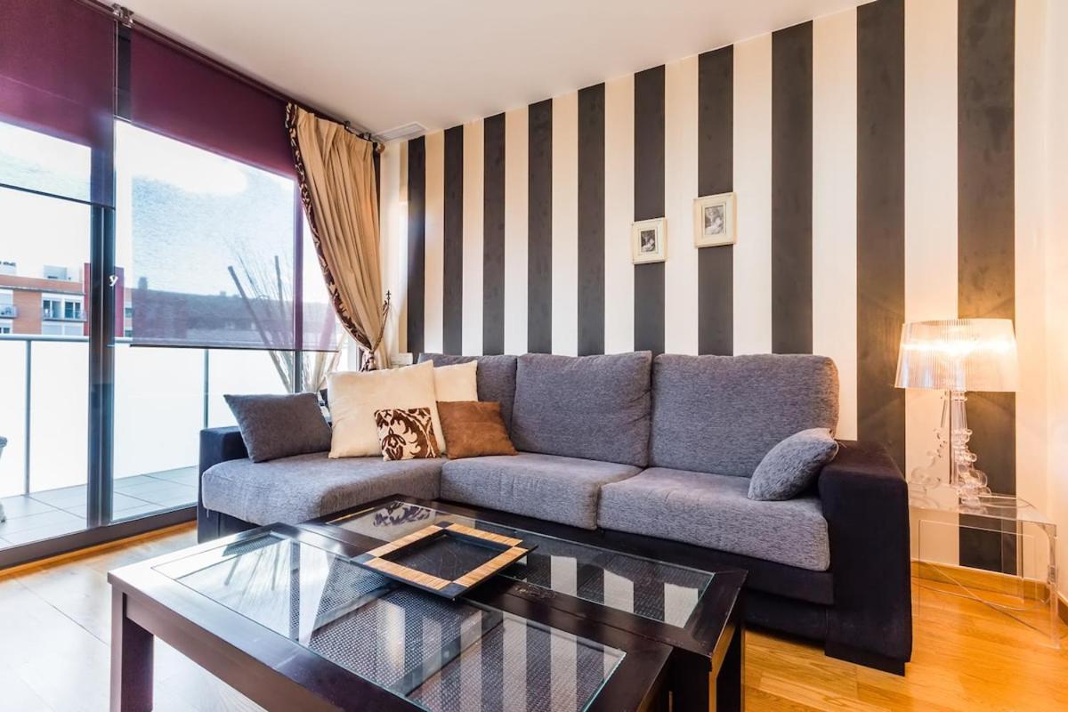 Quiet Modern 2 Bed With Balcony, Pool And Free Parking Apartament