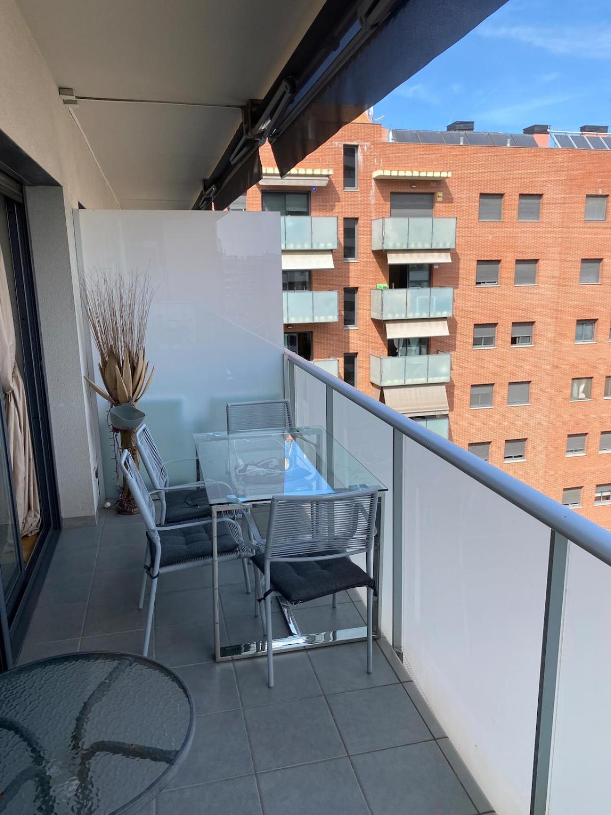 Quiet Modern 2 Bed With Balcony, Pool And Free Parking Apartament Barcelona