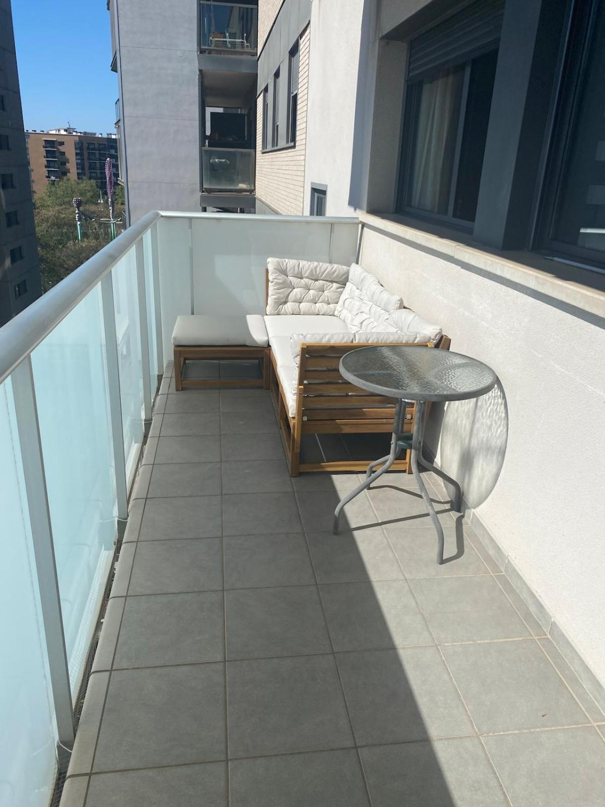 Quiet Modern 2 Bed With Balcony, Pool And Free Parking * Barcelona
