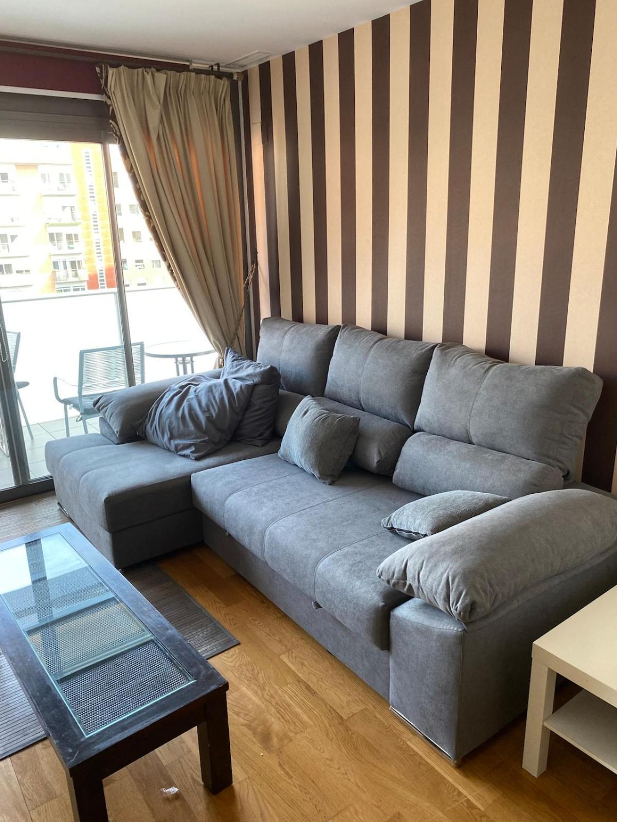 Quiet Modern 2 Bed With Balcony, Pool And Free Parking
